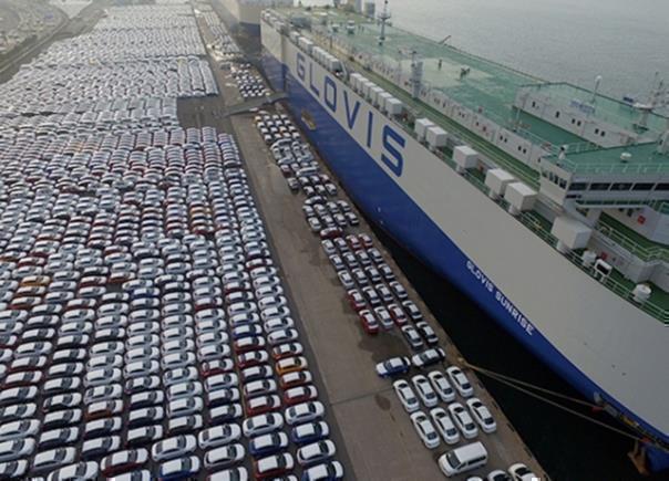 Einer der größten Parkplätze der Welt liegt in Bremerhaven.  Foto: Auto-Medienportal.Net/Bremerport